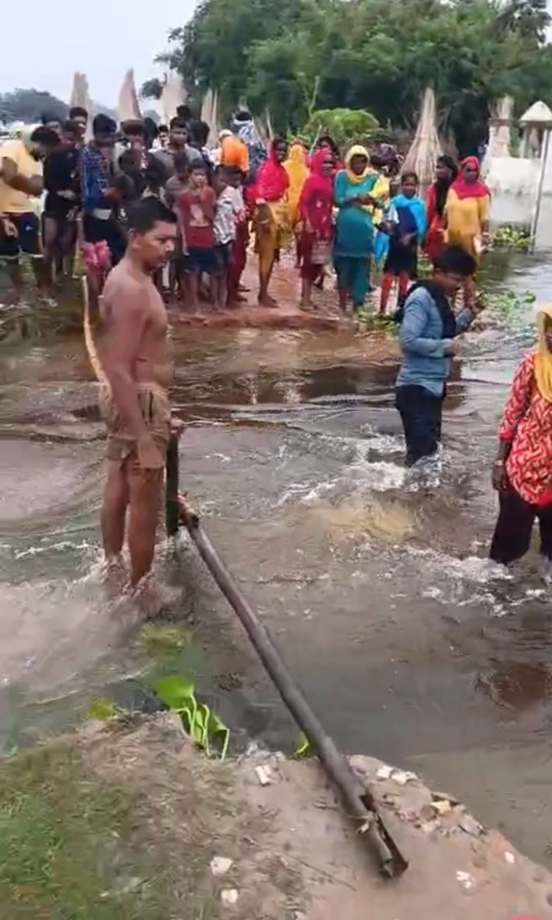 मूसलाधार बारिश से कई सड़कें ध्वस्त, आवागमन बाधित