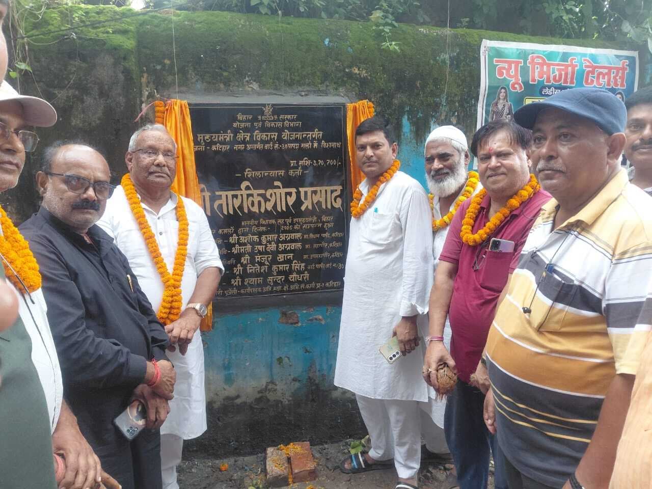 वार्ड नम्बर तीस में ढक्कन सहित पक्का नाला निर्माण का शिलान्यास