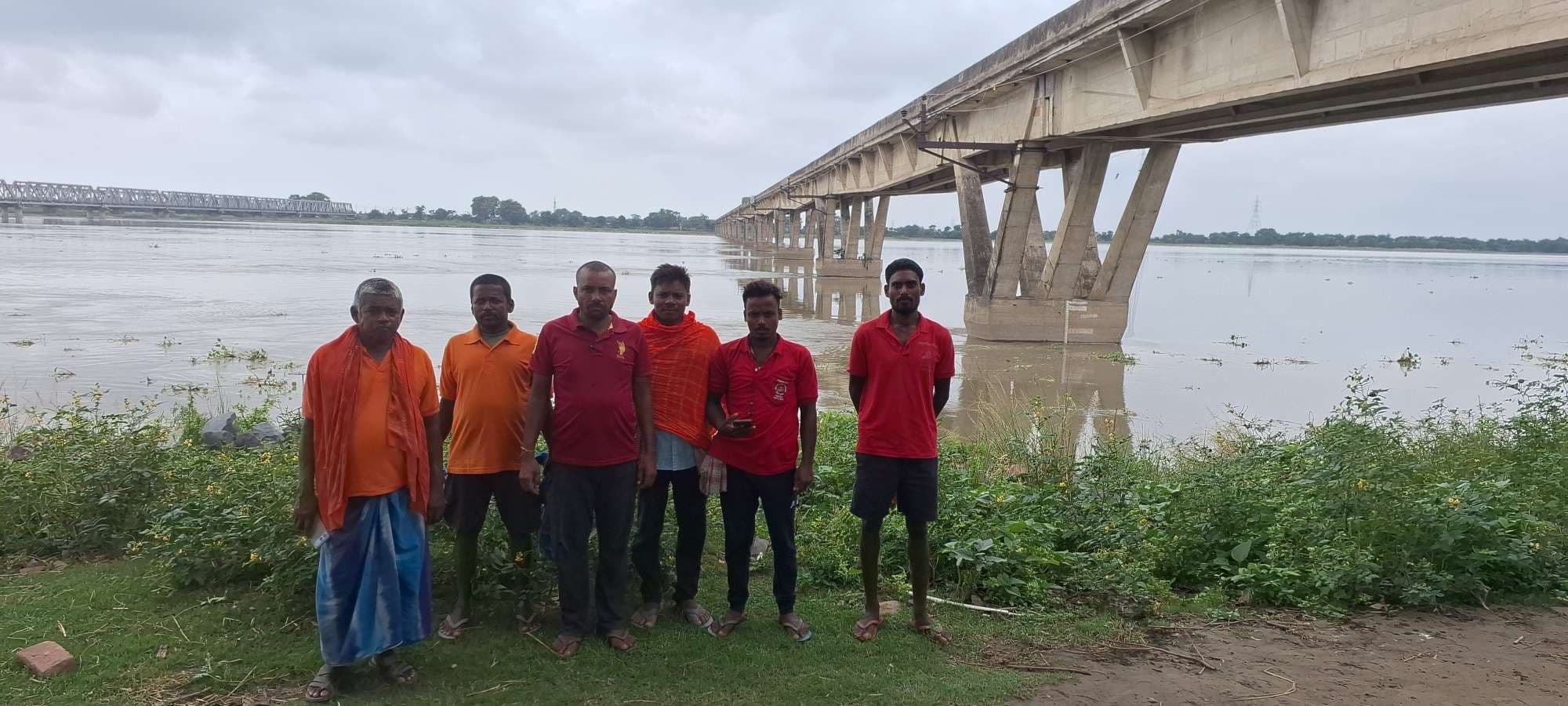 फोन से बात करते हुये युवक ने कुरसेला कोसी पुल से लगायी छलांग, लापता