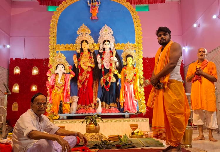 बाड़ीहाट में सज गया माता लक्षमी का दरबार, भक्तों ने लगाया जयकारा
