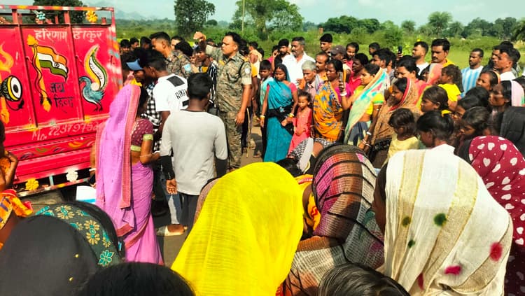 Deoghar news : दुर्घटना के बाद इलाज के दौरान 30 वर्षीय युवक की मौत, परिजनों ने शव को सड़क पर रखकर किया प्रदर्शन