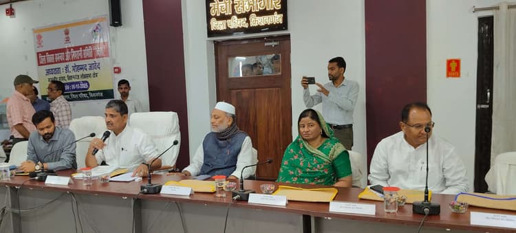 बाढ़ पीड़ित परिवार को मिल रही है आवश्यक साम्रगी : जिलाधिकारी