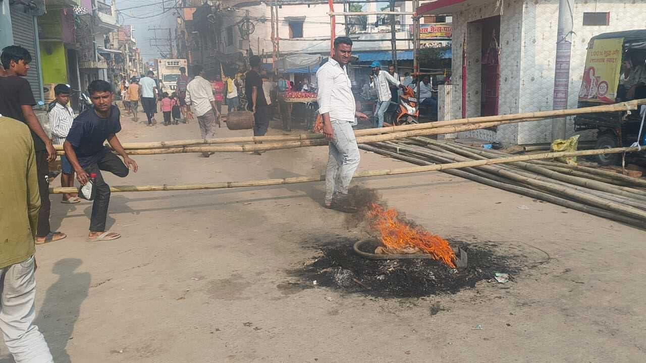 नाला बनाने एवं पानी निकासी को लेकर गुस्साये लोगों ने जाम की सड़क