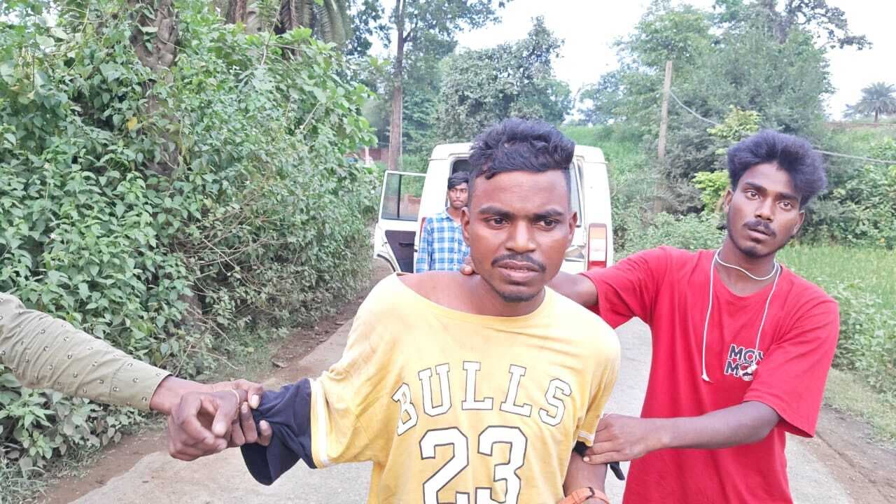 सड़क जाम में फंसे वाहन चोर, चोरी की बाइक छोड़ भागते ग्रामीणों ने दबोचा