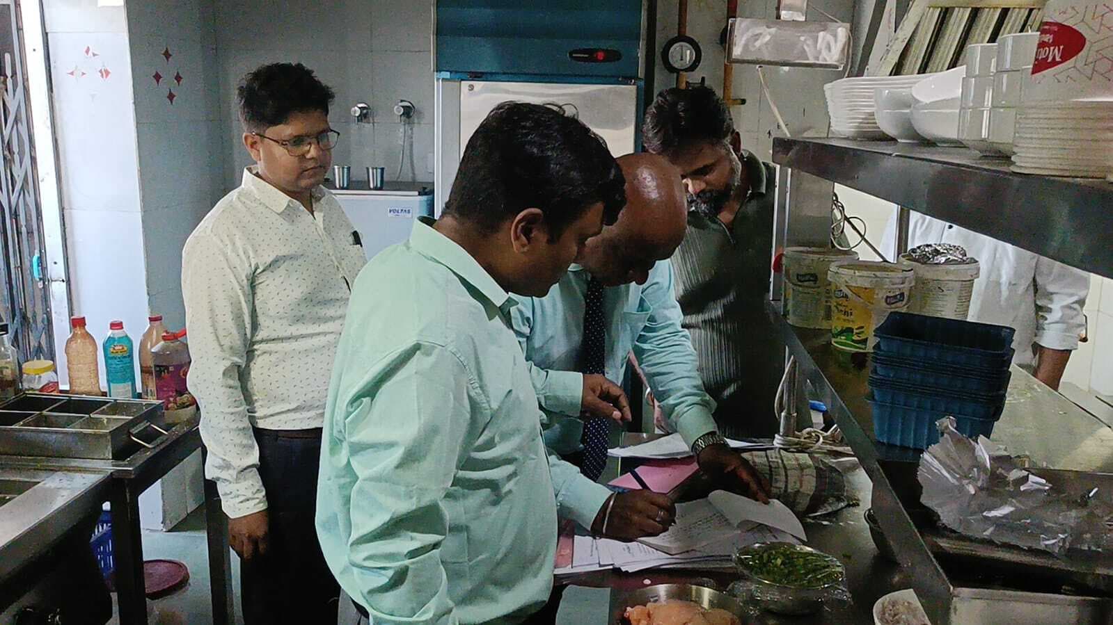 छापेमारी में मिलावटी मिठाई-तंबाकू ज़ब्त, 15 दुकानों से 1450 रुपये जुर्माना