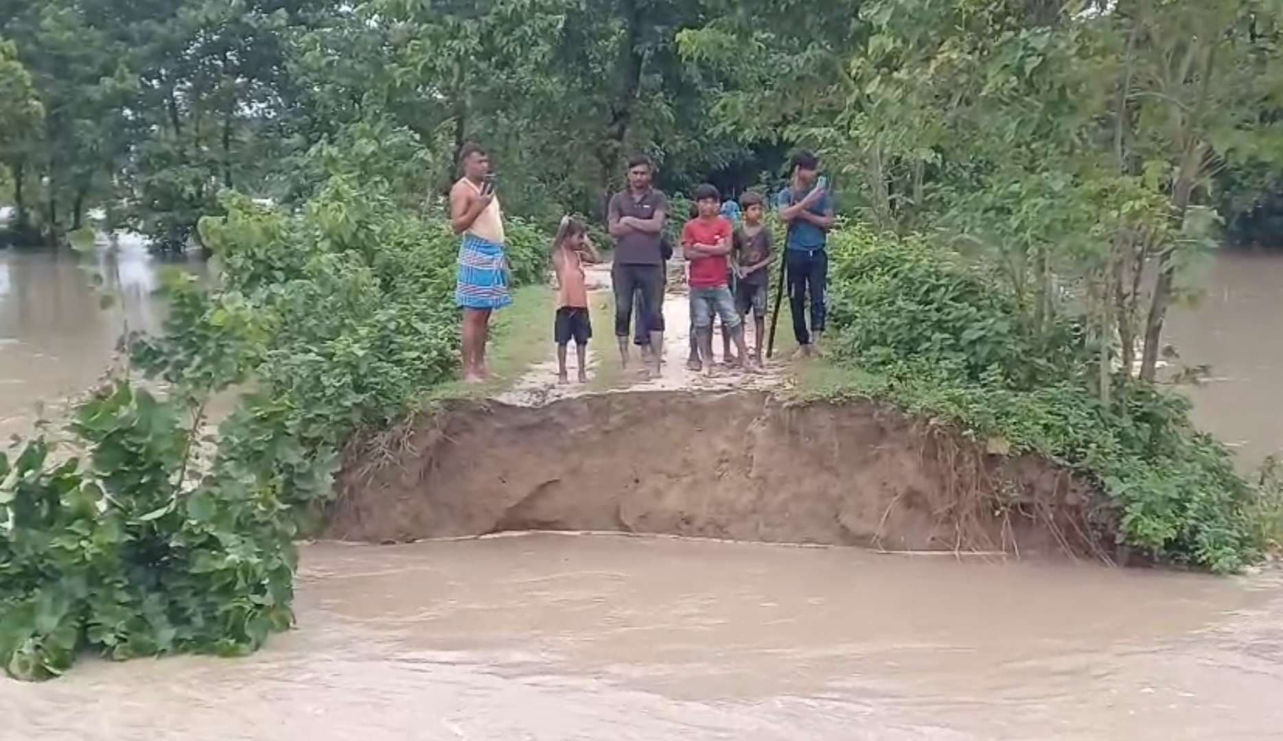 परमान नदी का बांध टूटने से बाढ़ जैसे हालात