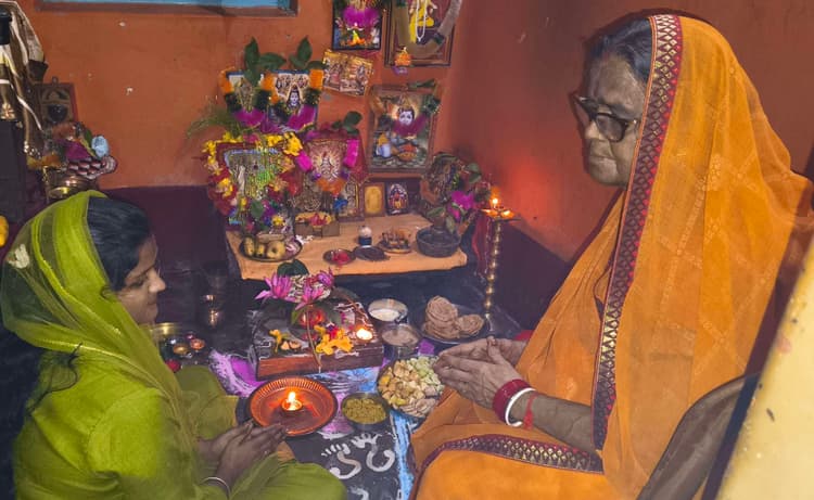 शरद पूर्णिमा की रात मनायी गयी लक्ष्मी पूजा