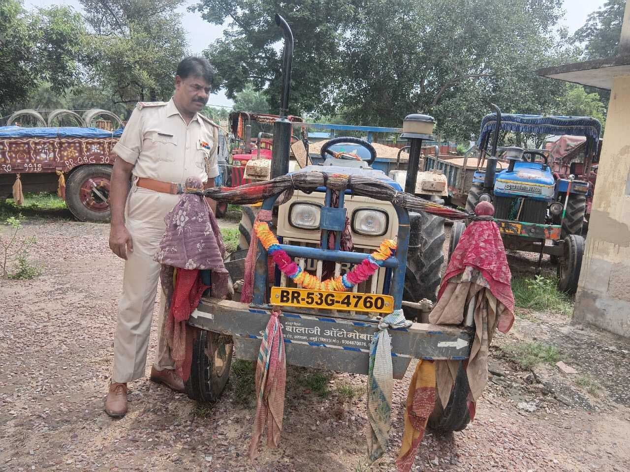 अवैध बालू लदे दो ट्रैक्टर जब्त, दोनों चालक गिरफ्तार