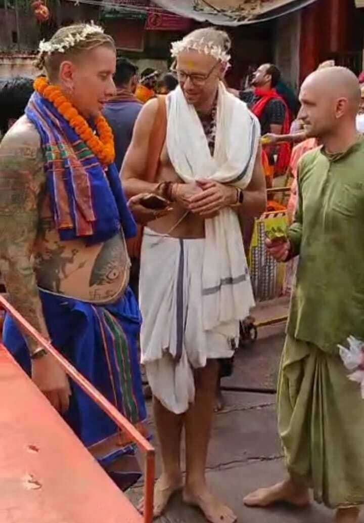 Deoghar News : रूस से तीन श्रद्धालु पहुंचे बाबाधाम, बाबा बैद्यनाथ की पूजा कर अपनाया सनातन धर्म