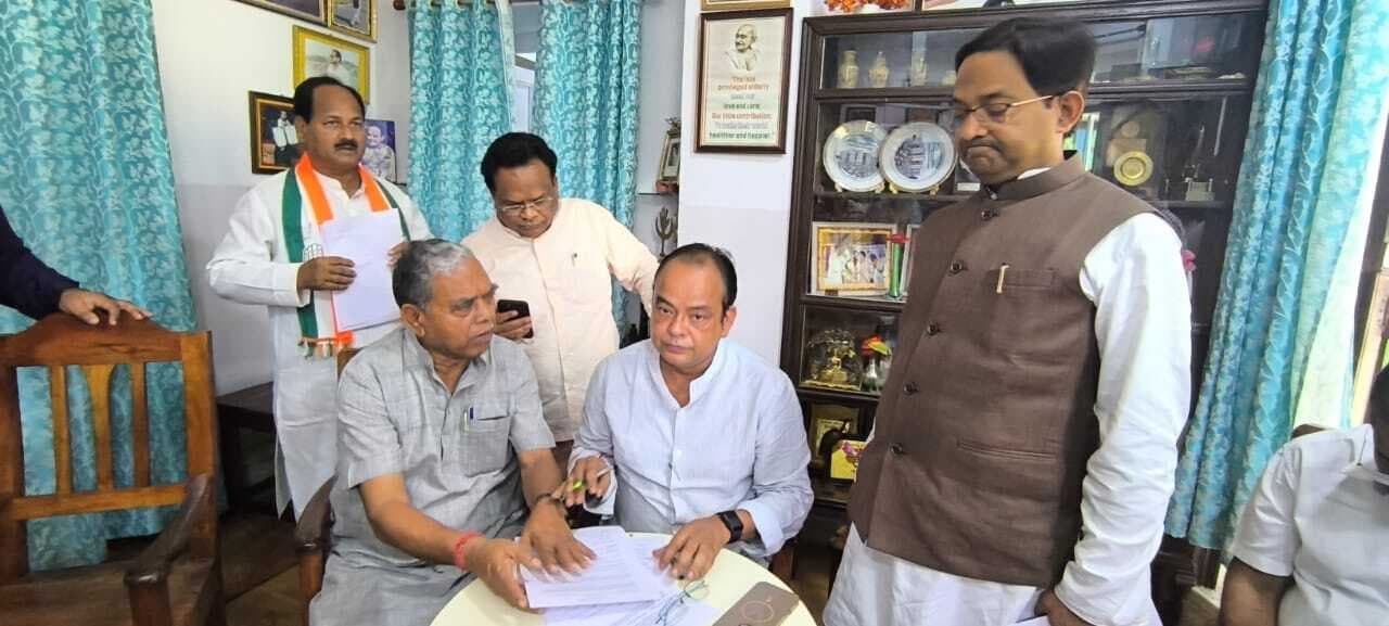 Deoghar news : कांग्रेस ने वोट चोर, गद्दी छोड़ नारे के साथ हस्ताक्षर अभियान की शुरुआत की