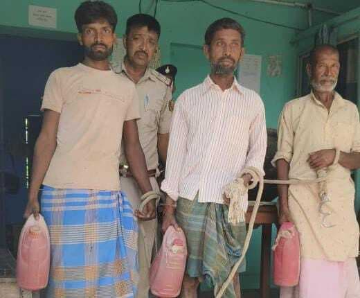 शराब निर्माण कर रहे तीन तस्कर धराया