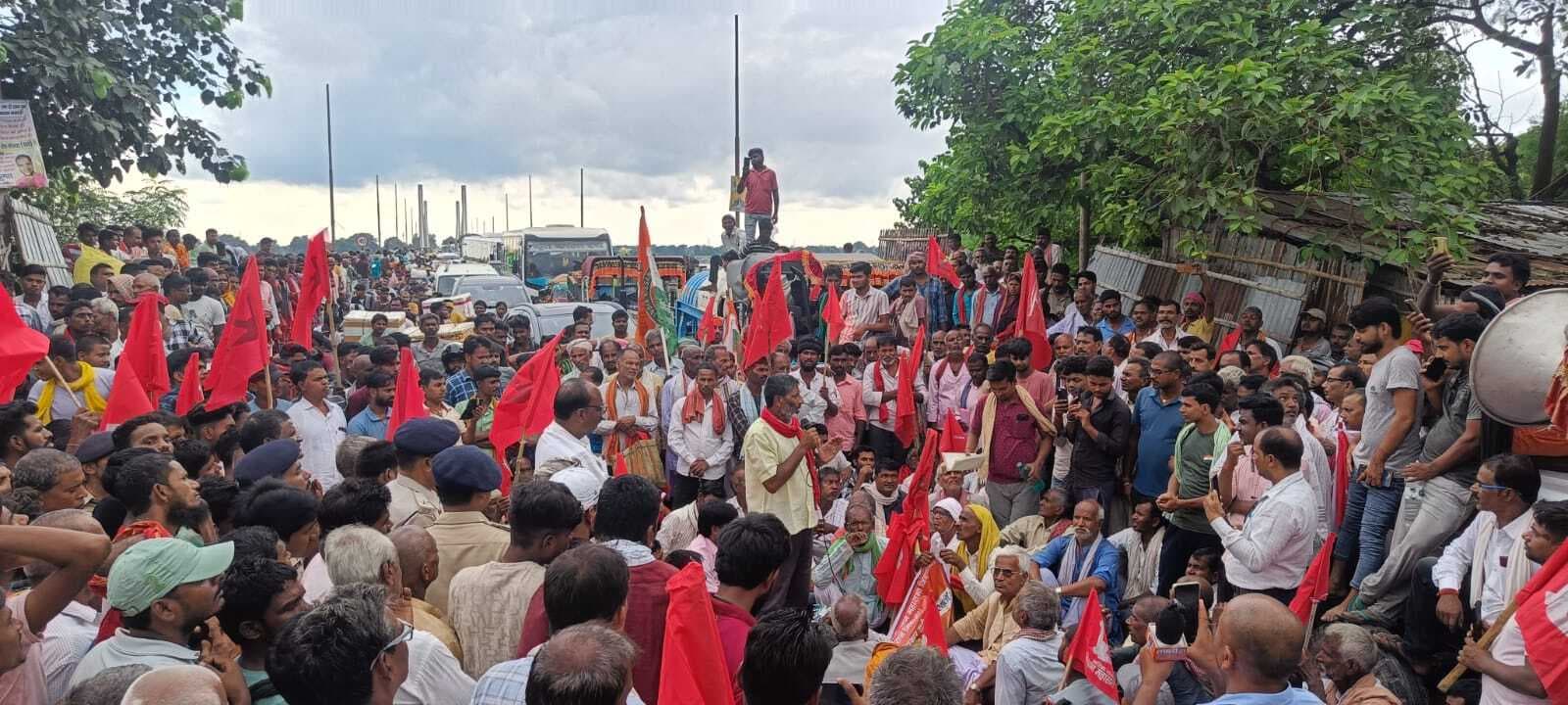 पांच सूत्री मांगों के समर्थन में किसान महासंघ के नेतृत्व में  बीपी मंडल पुल जाम कर किया विरोध प्रदर्शन