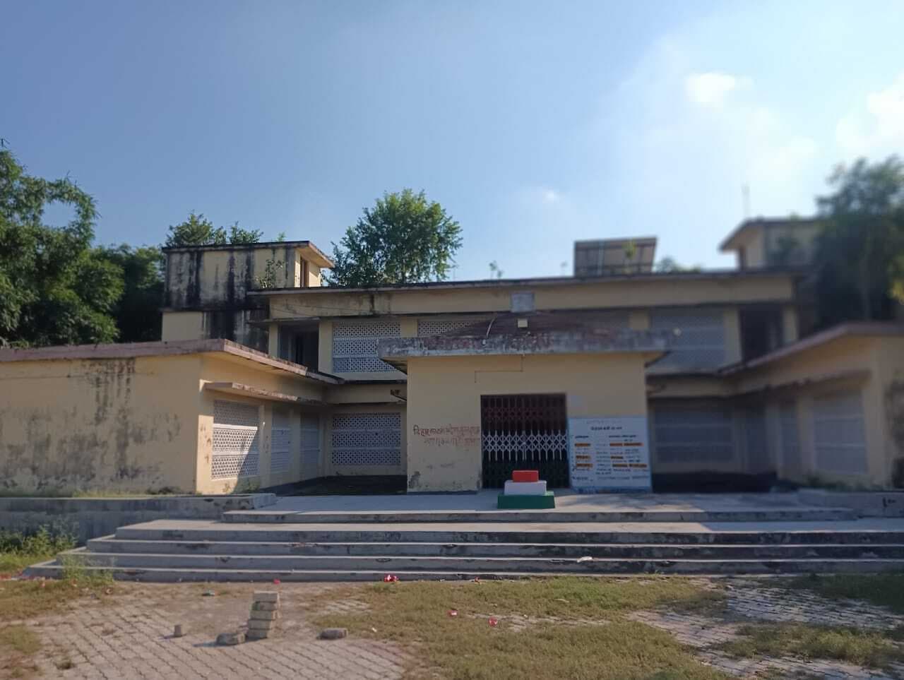 बरैय में करोड़ों रुपये की लागत से निर्मित पंचायत सरकार भवन बना खंडहर