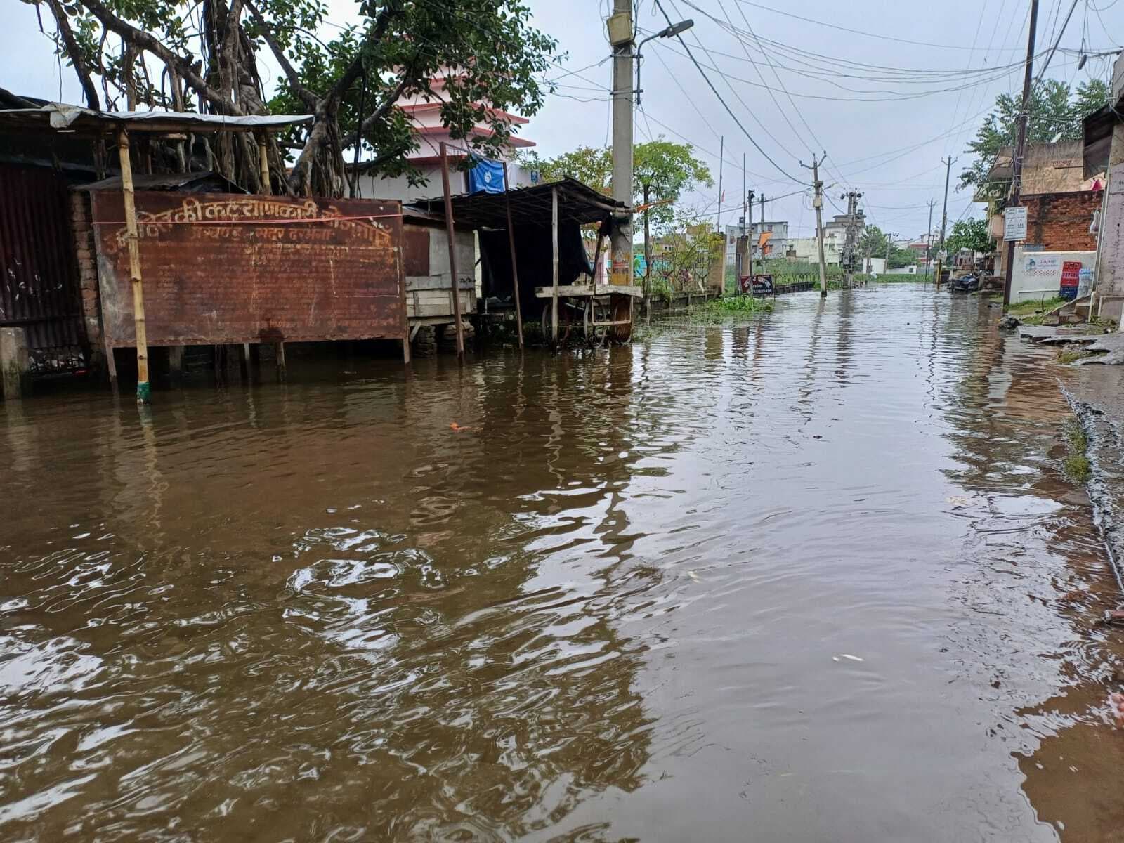 Darbhanga News: दो दिनों की झमाझम बारिश में डूब गयी कई मोहल्लों की सड़कें