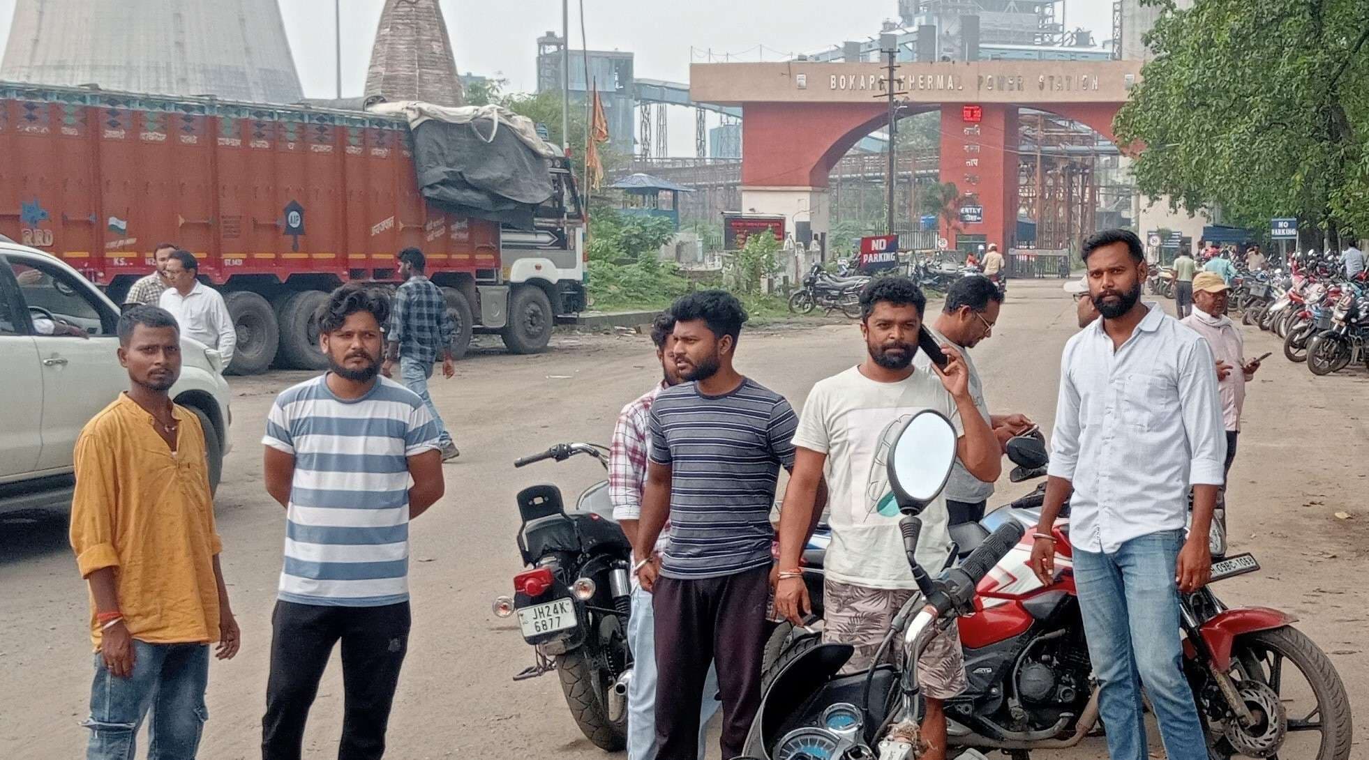 Bokaro News : बकाया को लेकर मजदूरों ने अधिकारियों काे घेरा