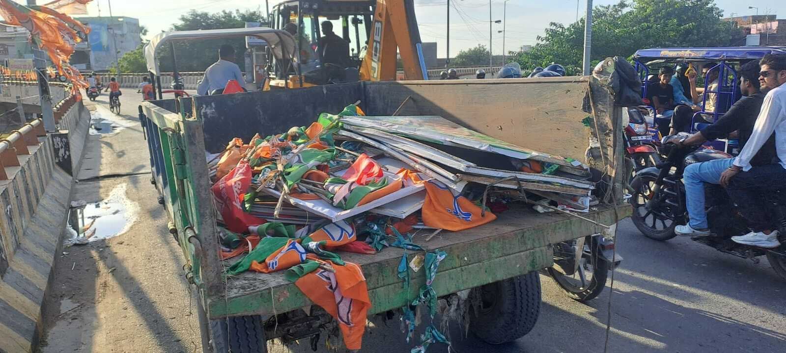 Motihari : शहर के चौक-चौरोह से हटाये गये राजनीतिक दलों के होर्डिंग व बैनर-पोस्टर