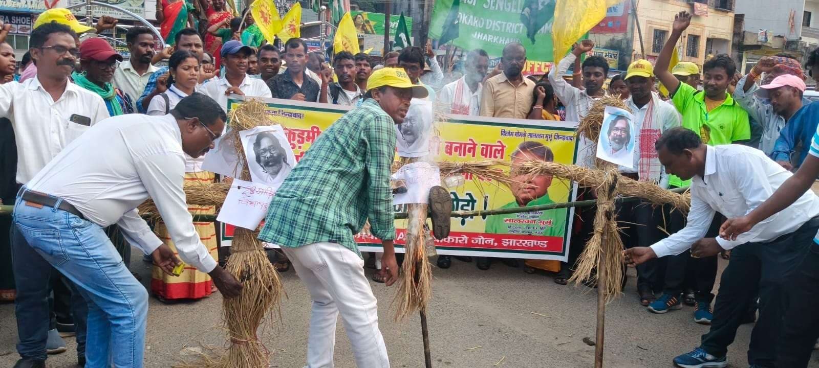 Bokaro News : आदिवासी सेंगेल अभियान ने किया सीएम, सांसद व विधायक का पुतला दहन