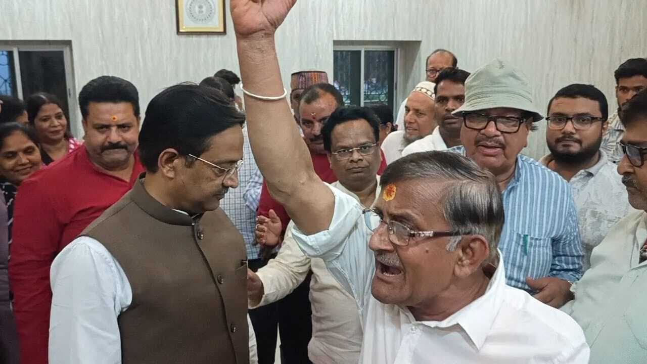 Deoghar News : बाहरी को जिलाध्यक्ष बनाना स्वीकार्य नहीं, आलाकमान को किया गया दिग्भ्रमित