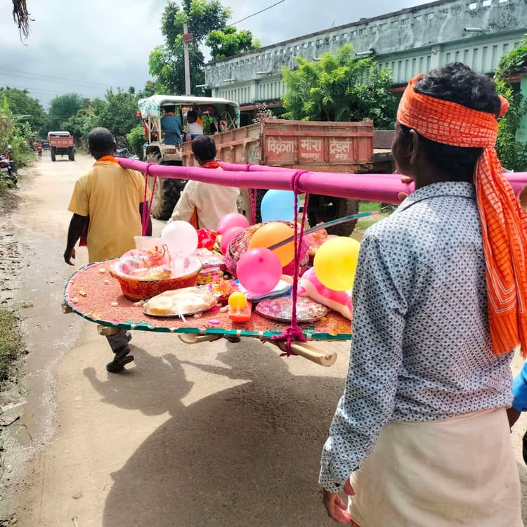 Darbhanga News: बेटे का चुमाओन कर मां ने लुटाया मखान