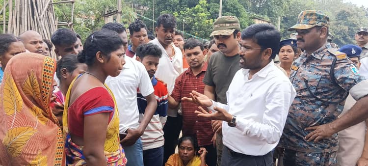 Chaibasa News : बाइक सवार को धक्का मार भाग रहा पिकअप वैन ने सड़क किनारे खड़े अधेड़ को कुचला, मौत