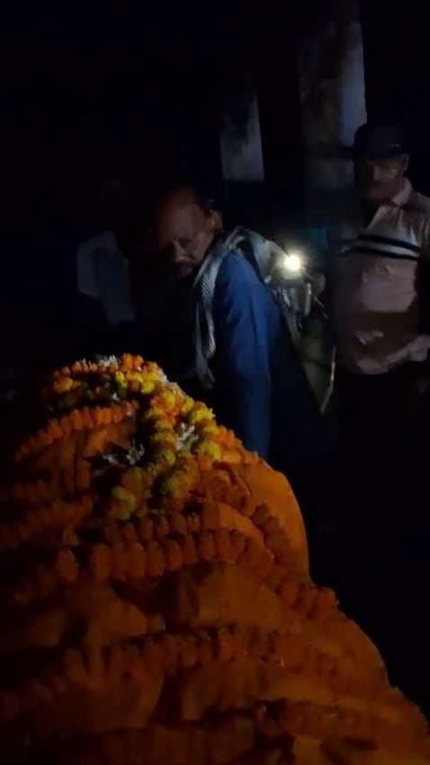 Chaibasa News : अंधेरे में श्मशान<bha>;</bha> मोबाइल की रोशनी में हुआ अंतिम संस्कार