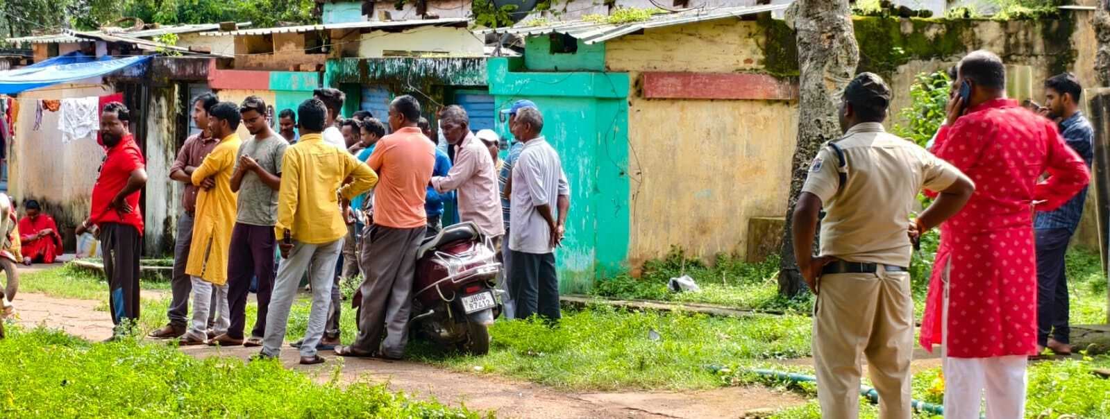 Chaibasa News : बरामदे में तार पर कपड़ा डालते ही करंट से ट्रैकमेंटेनर झुलसा, हुई मौत