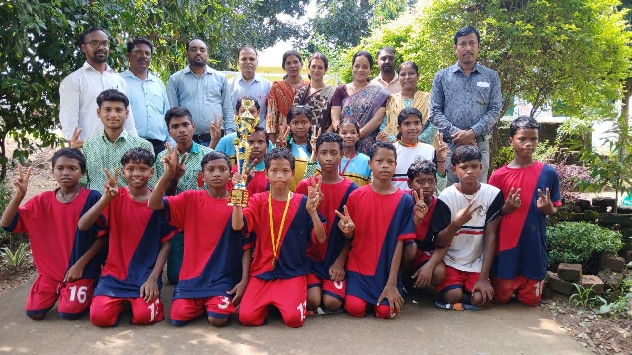 Seraikela Kharsawan News : उउवि बुरुडीह के विद्यार्थियों ने चार स्वर्ण और दो कांस्य पदक जीते