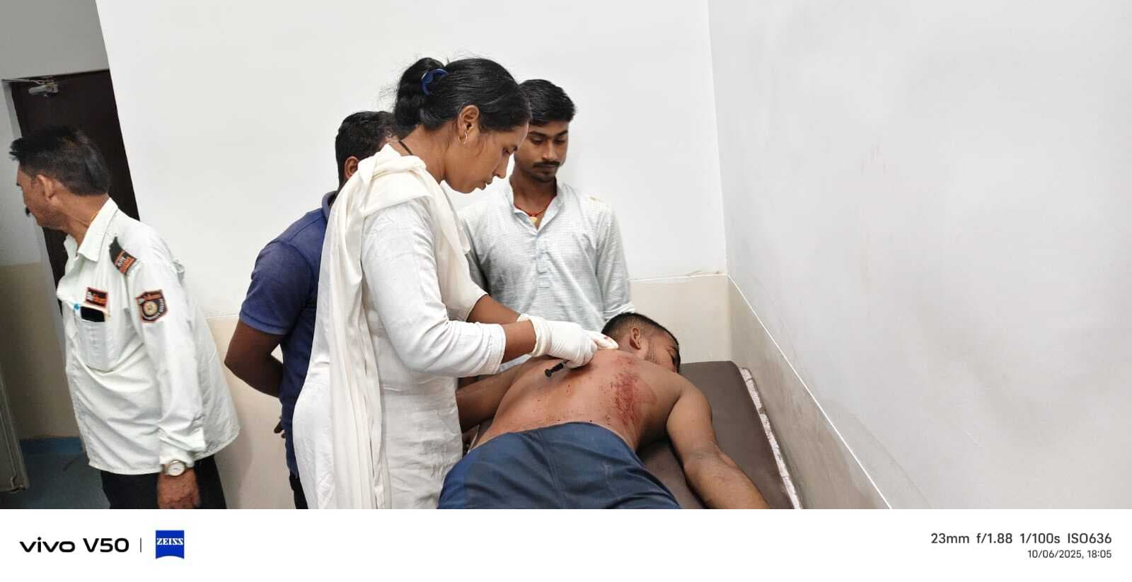 दो बाइकों की टक्कर के बाद मारपीट, एक युवक को मारा चाकू, भागलपुर रेफर