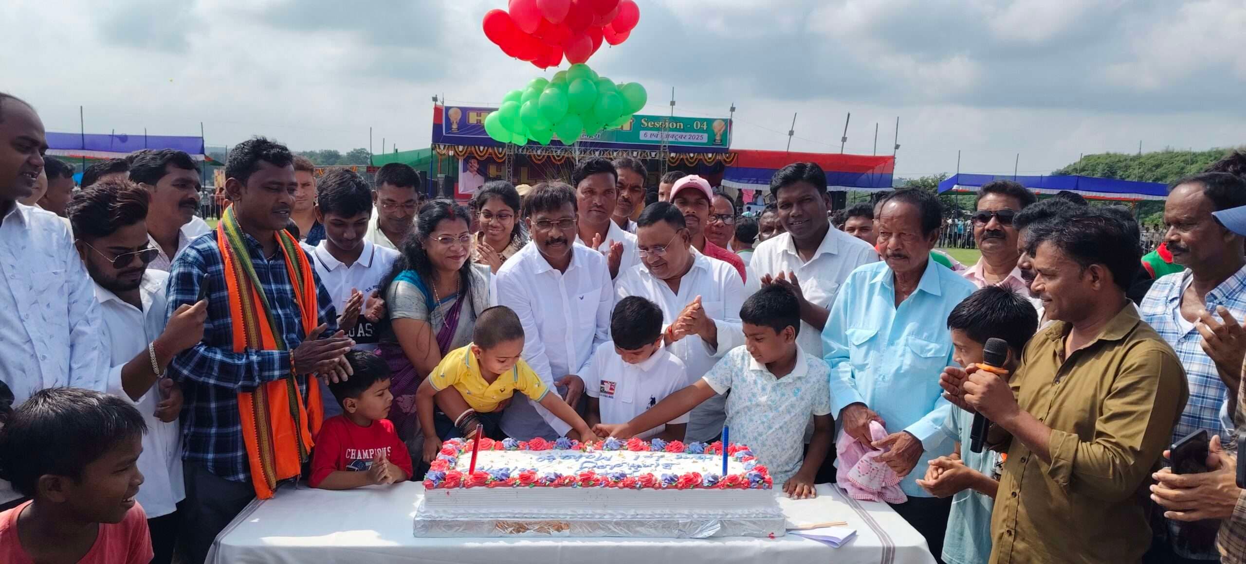 Seraikela Kharsawan News : धातकीडीह गांव में एचएलएम ट्रॉफी फुटबॉल प्रतियोगिता शुरू