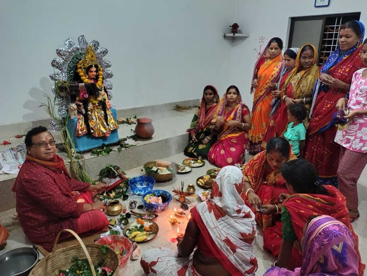 East Singhbhum News : गालूडीह में हुई कोजागरी लक्खी पूजा, बंटा भोग