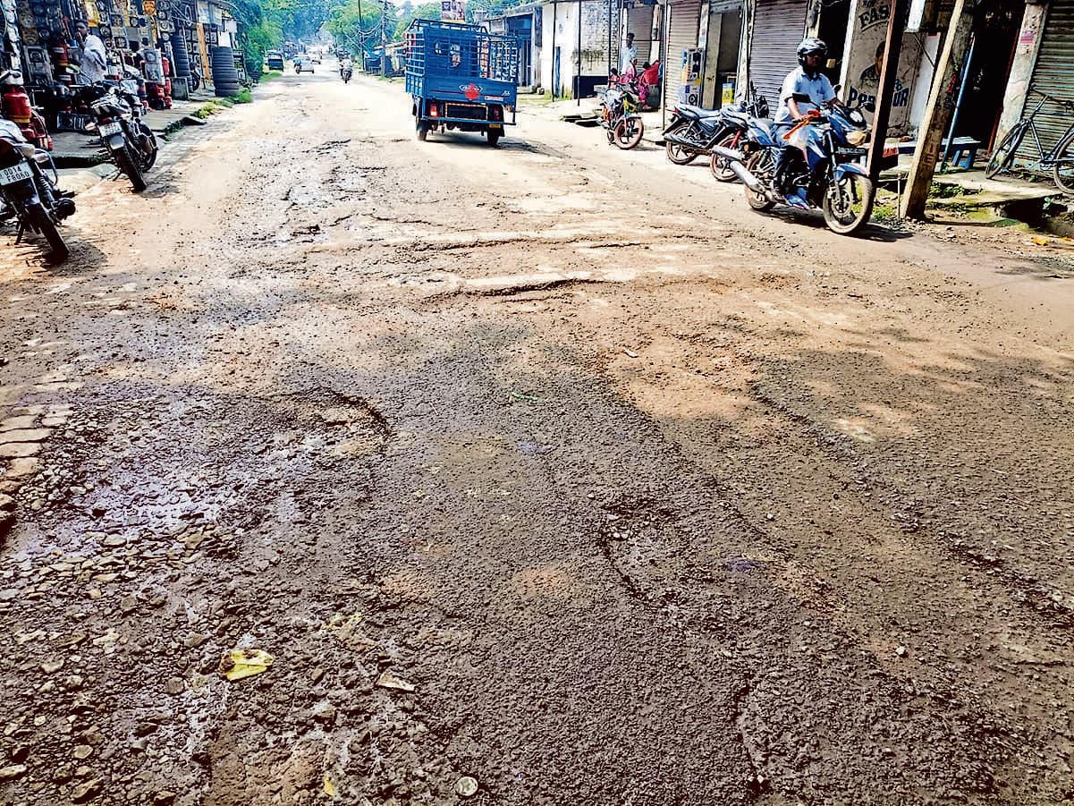 Rourkela News: दशहरा बीता, नहीं सुधरी बंडामुंडा-राउरकेला मुख्य मार्ग की हालत