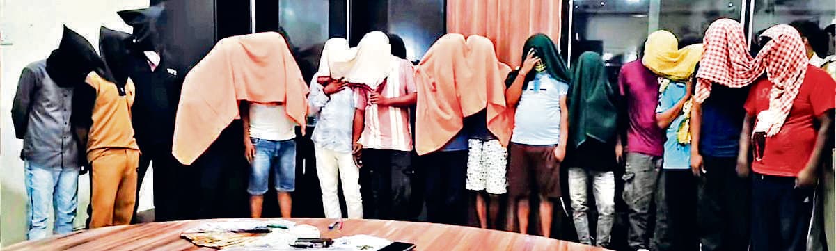 Sambalpur News: अवैध हथियार, वाहन व कफ सिरप के साथ 15 आरोपी गिरफ्तार