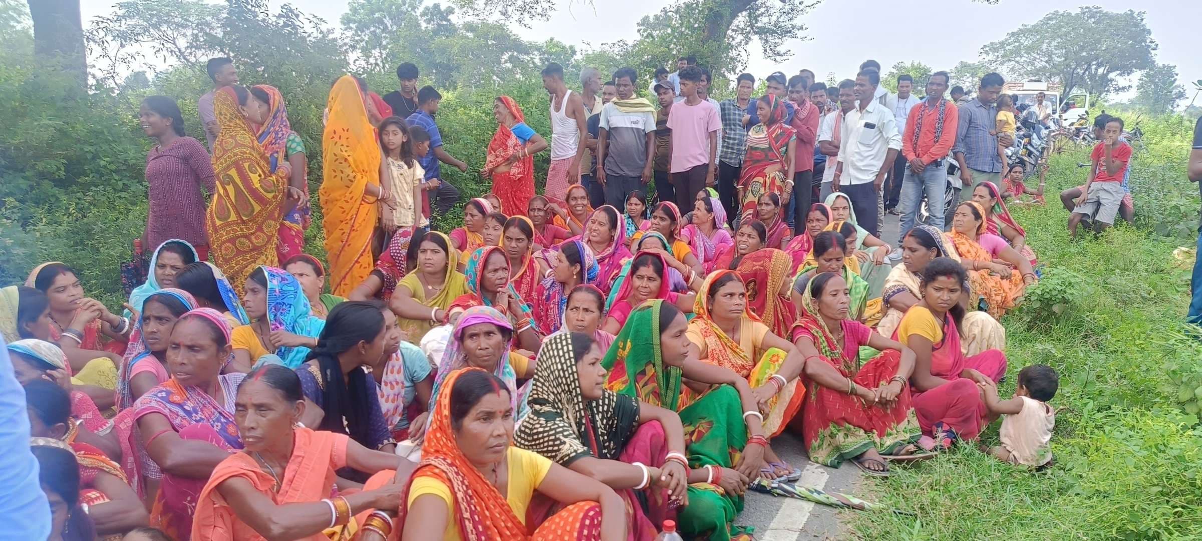 Dhanbad News : चरकीटांड़ रेलवे लेवल क्रॉसिंग बंद करने का ग्रामीणों ने किया विरोध, लौटे रेलकर्मी