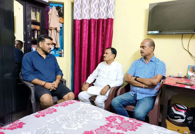 Jamshedpur News : भाजपा नेता प्रेम झा के घर पहुंचे डॉ दिनेशानंद, चोरी की घटना की ली जानकारी