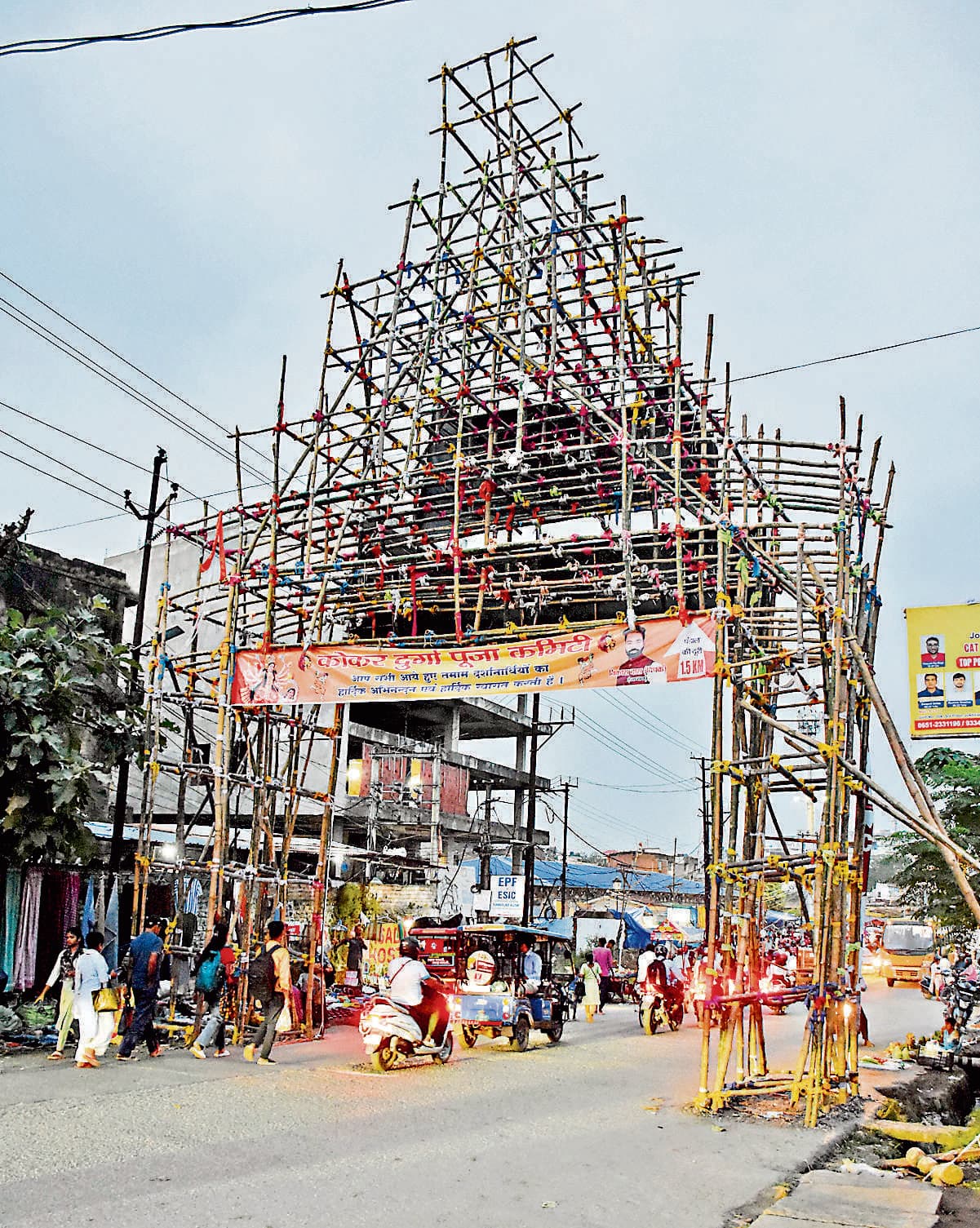 Public problem news : दुर्गोत्सव के बाद भी सड़क पर खड़े ताेरण द्वार दे रहे हादसे को न्योता