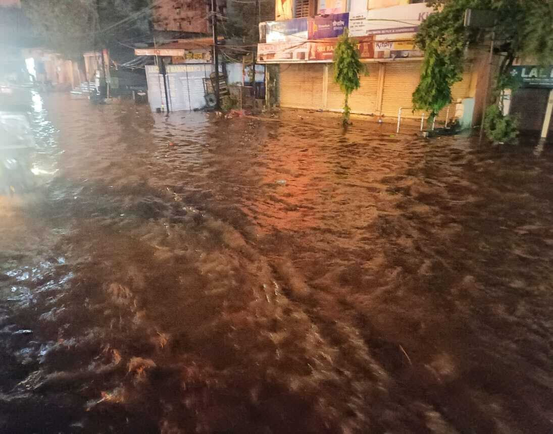 Dhanbad News: बारिश से शहर का कई इलाका हुआ पानी-पानी, घरों में घुसा पानी