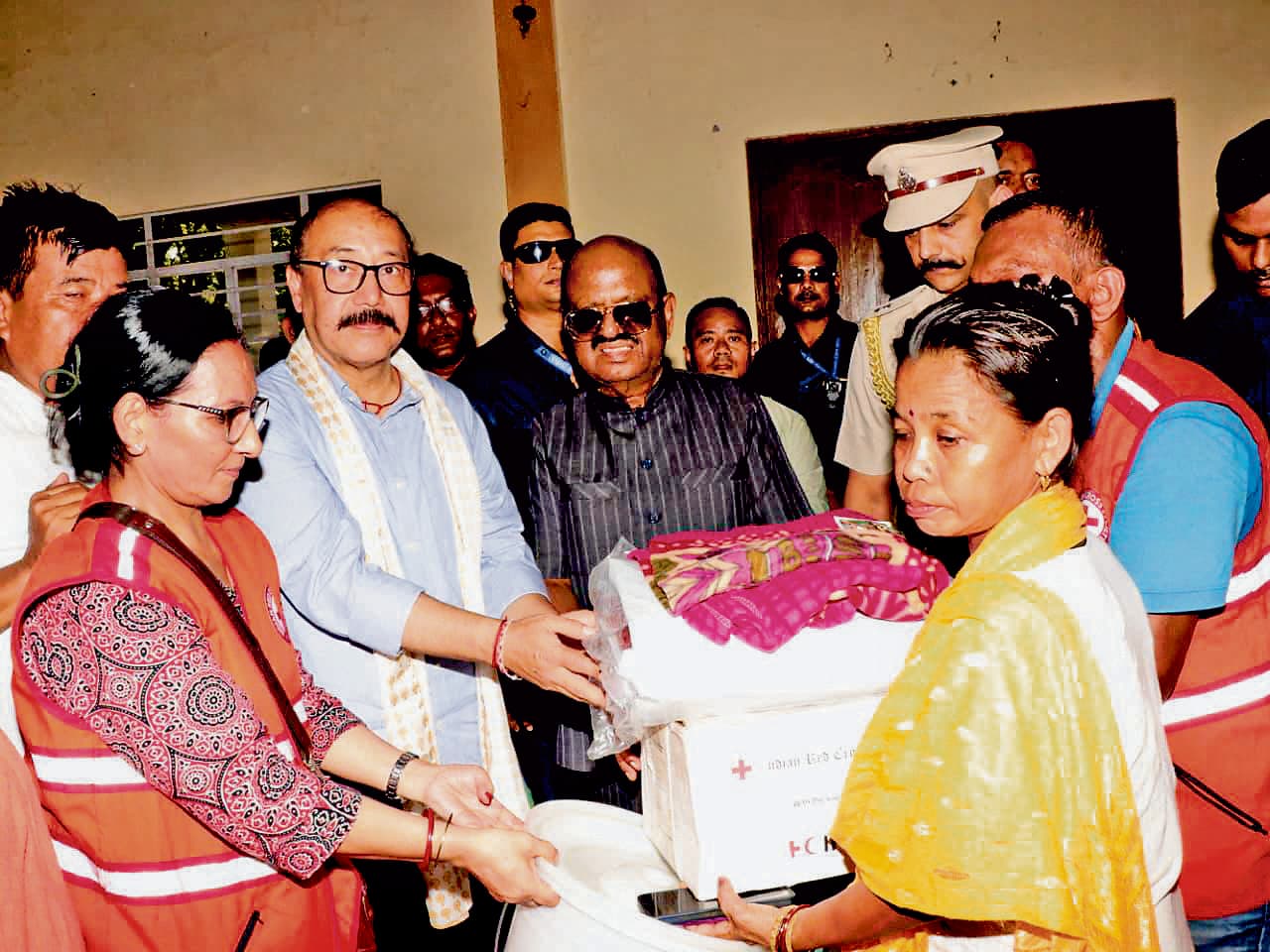 राज्यपाल ने बाढ़ पीड़ितों को दी राहत सामग्री