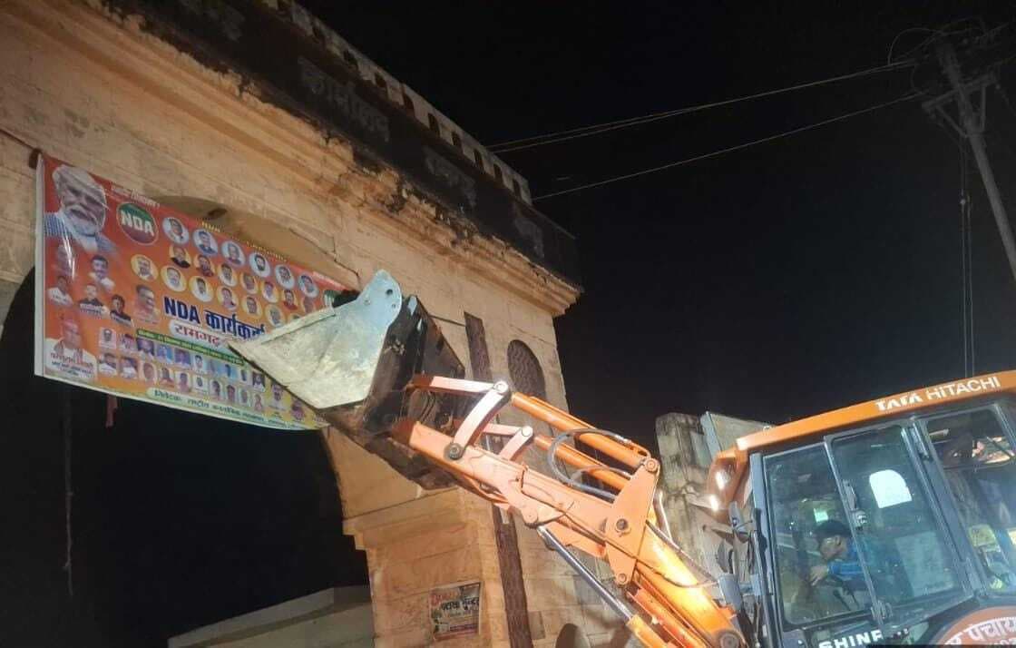 सार्वजनिक स्थलों से प्रशासन ने हटाया राजनीतिक पोस्टर व बैनर