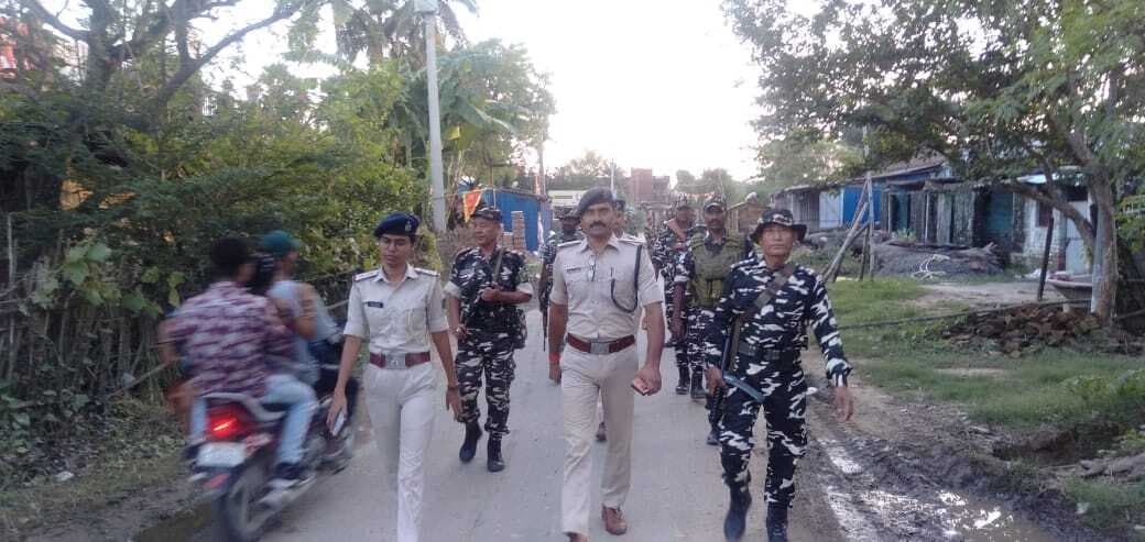 Madhubani : शांतिपूर्ण चुनाव कराने के लिए किया फ्लैग मार्च