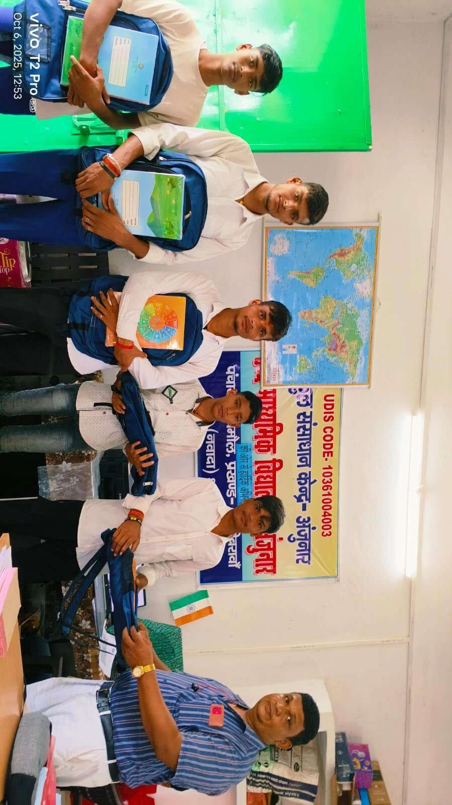 पाठ्य सामग्री मिलने से बच्चों के चेहरे खिले