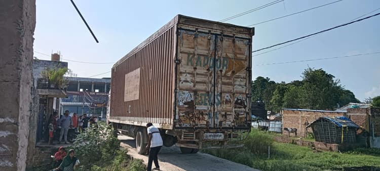 कंटेनर ट्रक विद्युत प्रवाहित तार के संपर्क में आया, ग्रामीण पशु चिकित्सक झुलसे