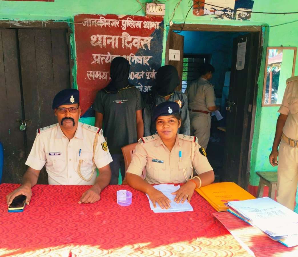 कारतूस के साथ दो युवक धराये