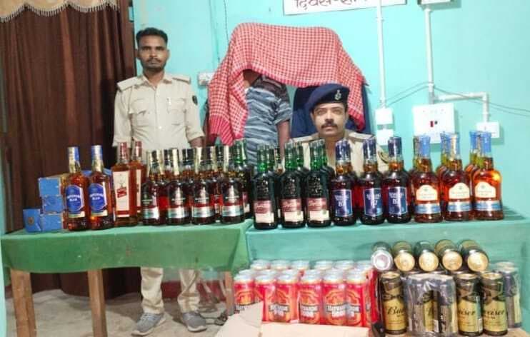 कार से 165 लीटर विदेशी शराब बरामद, कसबा के दो तस्कर गिरफ्तार