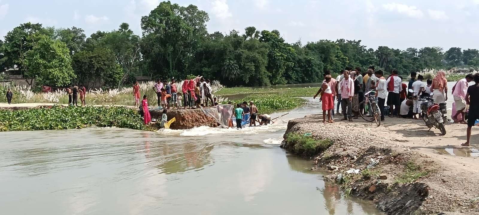 Motihari: राजपुर-कोटवा सड़क का डायवर्सन टूटा, लोगों की बढ़ी परेशानी