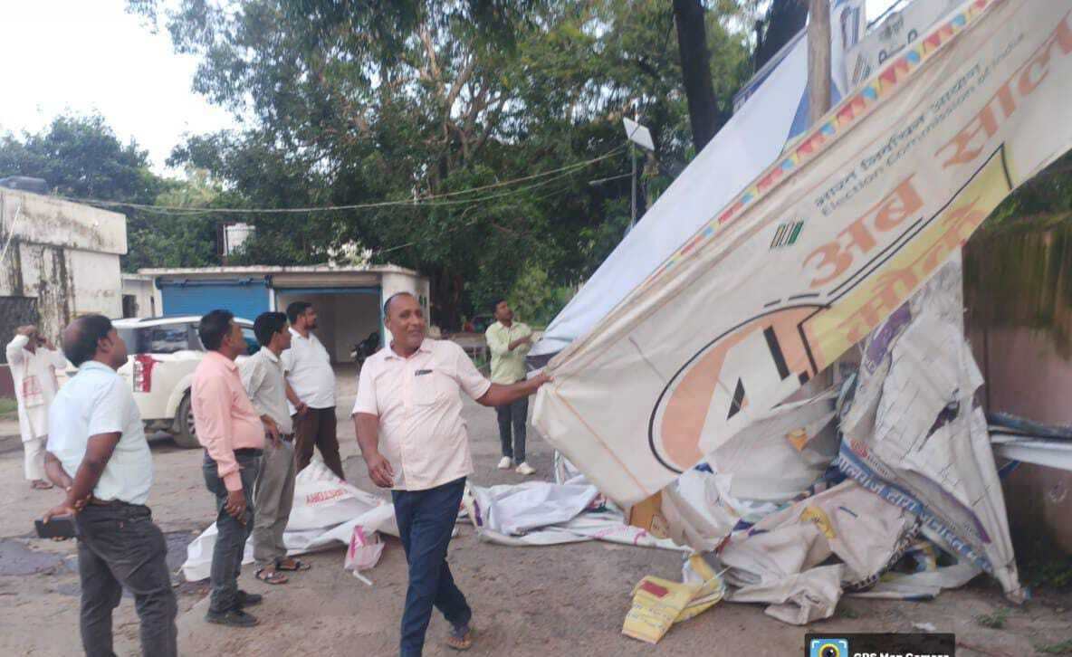 आचार संहिता को लेकर बैकुंठपुर में भी बैनर-पोस्टर हटाने की मुहिम हुई शुरू