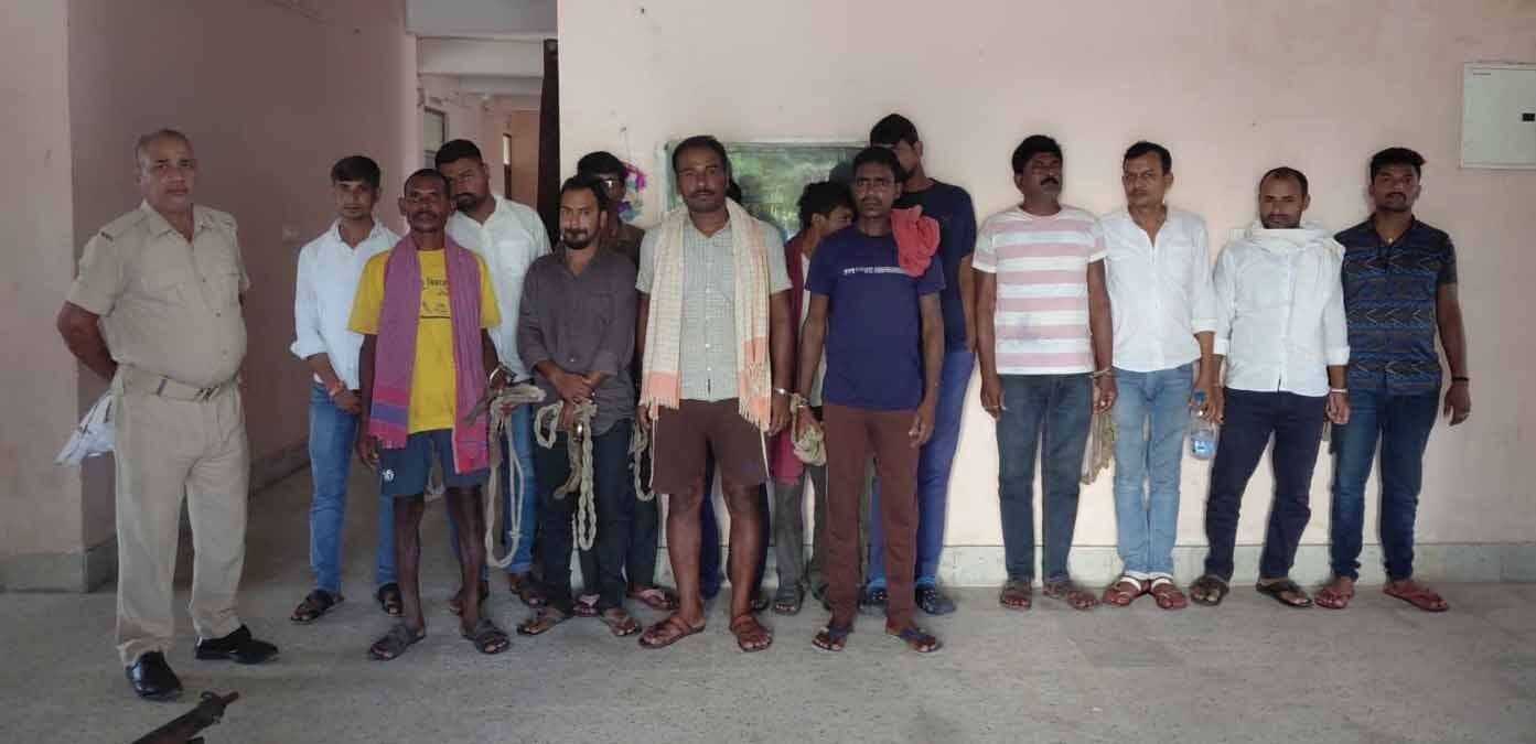 एक शराब तस्कर समेत 14 शराबी गिरफ्तार