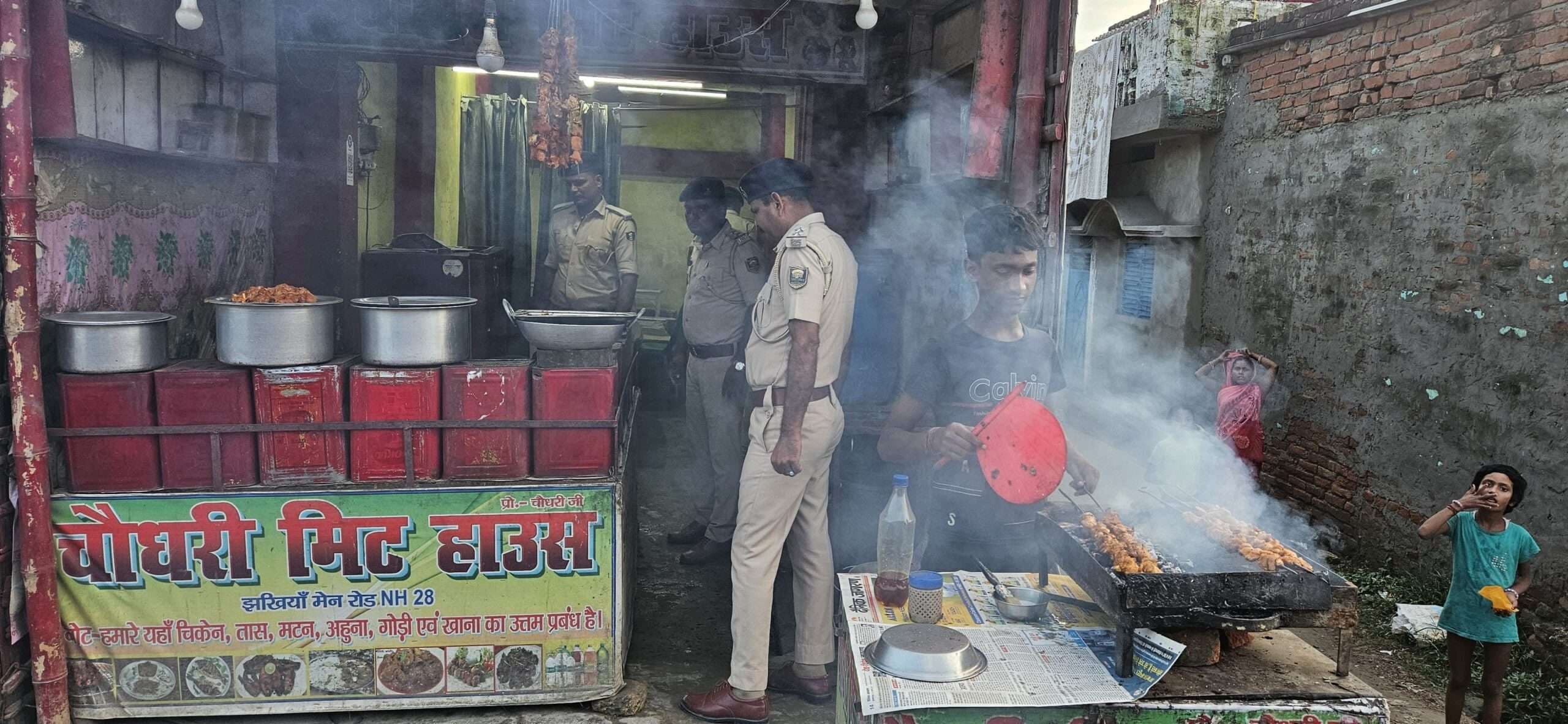 Motihari: बंजरिया में अर्द्धसैनिक बलों ने किया फ्लैग मार्च