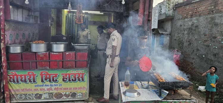 Motihari: बंजरिया में अर्द्धसैनिक बलों ने किया फ्लैग मार्च