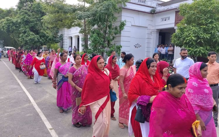 Motihari: मतदाता जागरूकता को लेकर निकली पिंक रैली