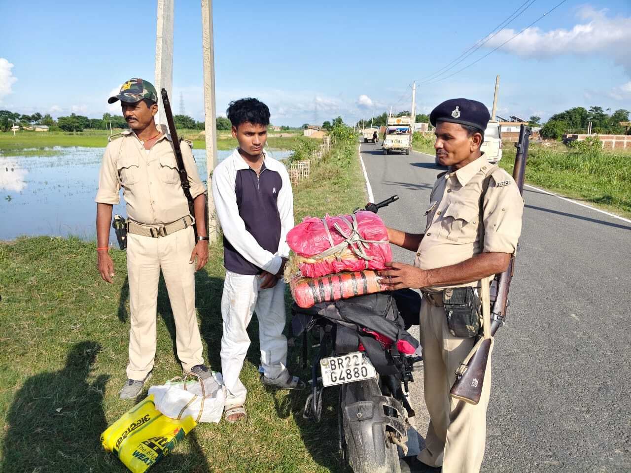 Motihari: 11 किलोग्राम गांजा के साथ तस्कर गिरफ्तार